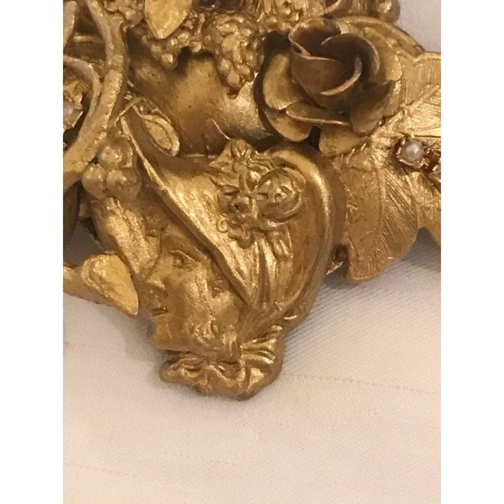 Unique, 3D Gold tone Broach